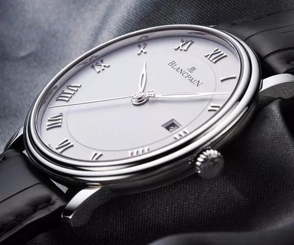 The oversized Roman numerals hour markers allow the wearers to read the time clearly.