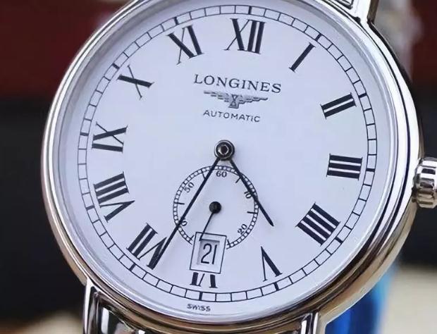 The painted enlarged Roman numerals hour markers as well the black hands allow the wearers to read the time clearly.