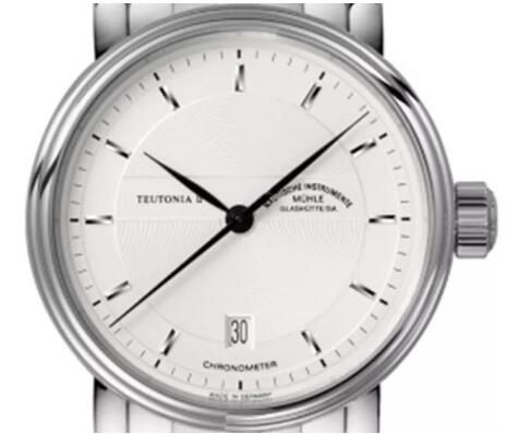 The steel bracelet makes the line of this model more stronger.
