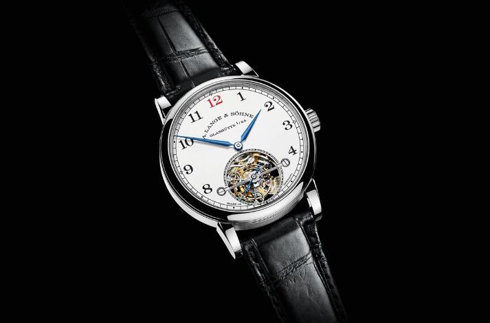 The calibre L 102.1 provides a power reserve of 72 hours.