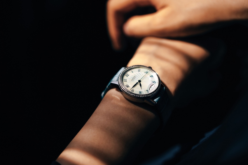 The 72 diamonds set on the bezel make the timepiece much nobler and more charming.
