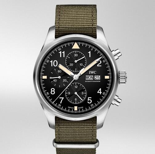 The 30-minute counter, 12-hour counter and small seconds have been separately set at 12, 6 and 9 o'clock.
