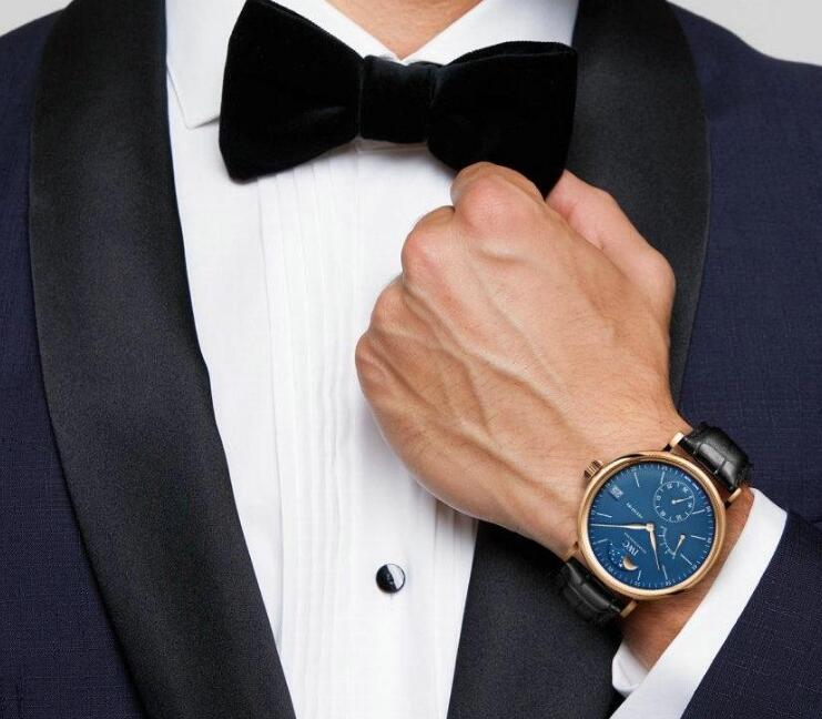 The blue dial, rose gold hands and rose gold case form a harmonious balance.