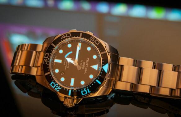 The luminescent coated hands and hour markers guarantee the great legibility.