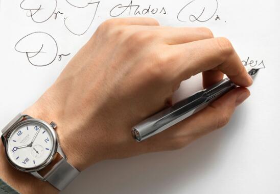 The integrated design of the Nomos is always very simple and elegant.