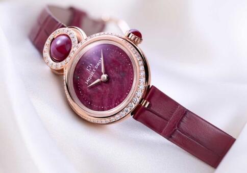 The diamonds paved on the bezel enhance the feminine touch to the model.