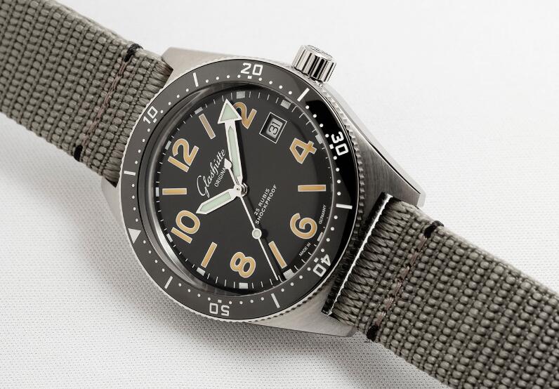 Best-selling replication watches are vintage in the style.