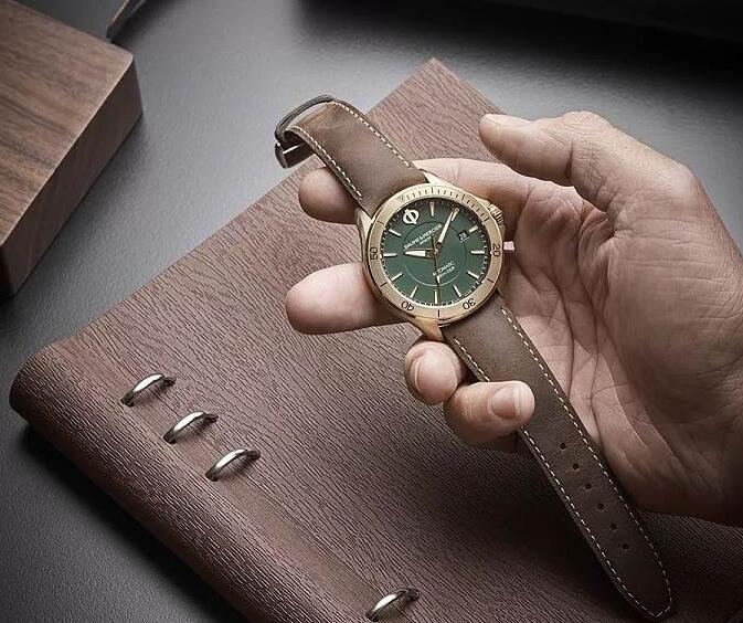 Hot-selling reproduction watches have mature brown straps.